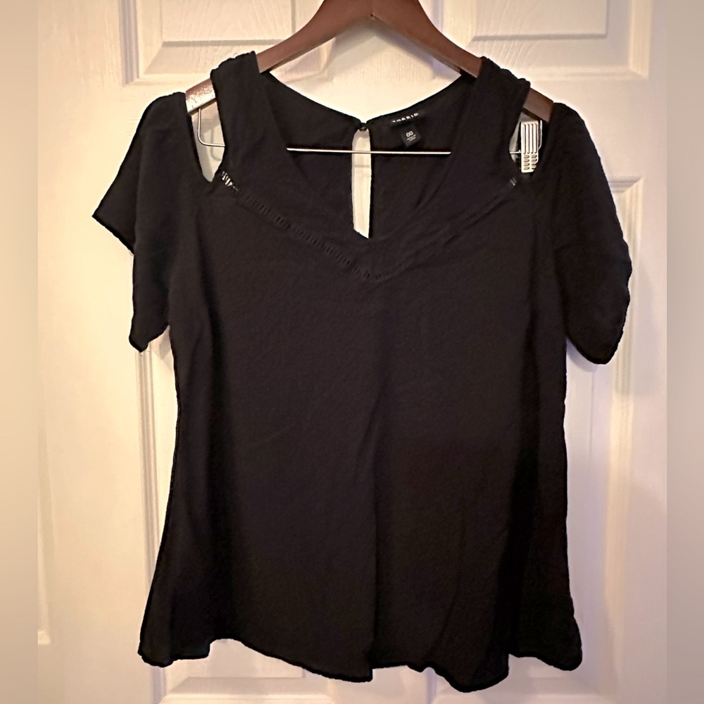 Torrid‎ black top V-neck cut out shoulders Sz 00/M/L